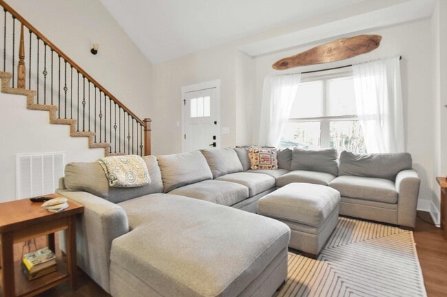 Building Photo - Pet Friendly Three Bedroom on Acre!