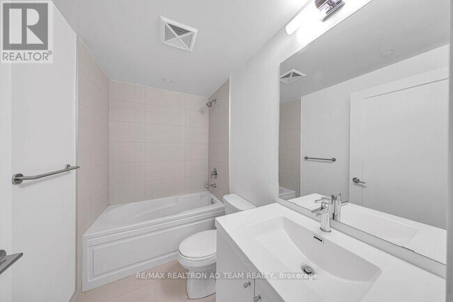 Photo du bâtiment - 2545-2545 Simcoe St N