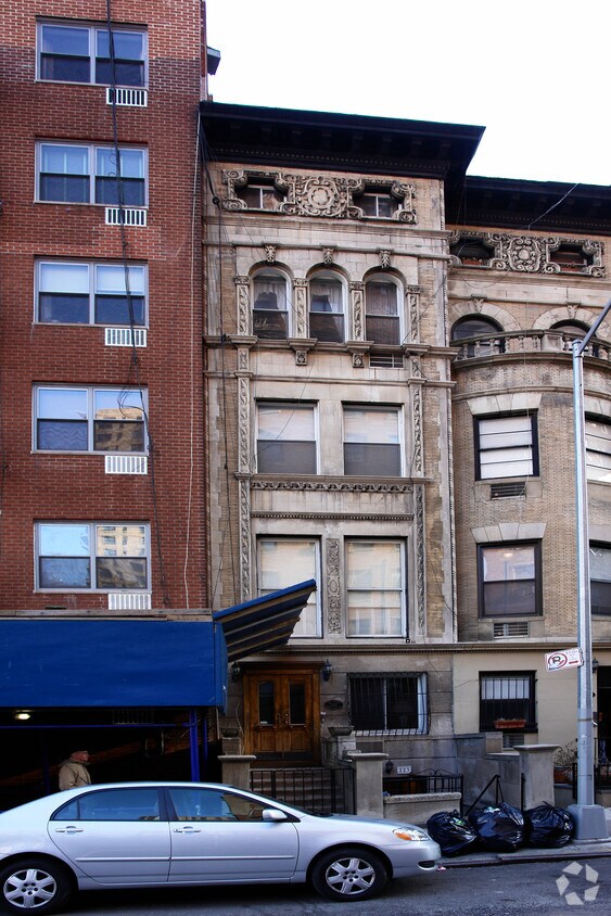 Building Photo - 223 W 70th St