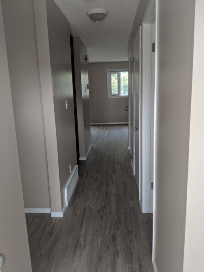 Photo du bâtiment - 3 Bed 1.5 Bath Unit in Edmonton, AB