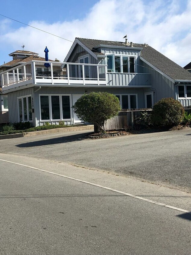 Primary Photo - Furnished Yacht Harbor 3 bed/ 2 bath Beach...