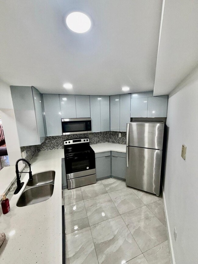 Building Photo - 9405 Fontainebleau Blvd