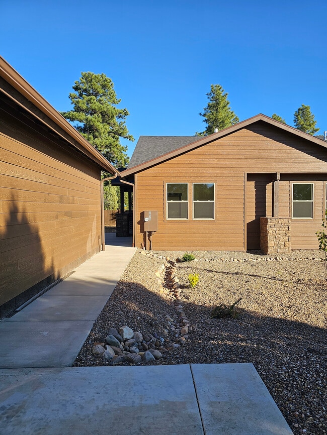 Building Photo - 2870 W Villa Loop