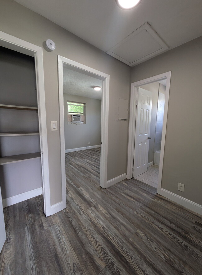 Foto del edificio - "Cozy 2-Bedroom, 1-Bath Haven Near Brentwood Park"