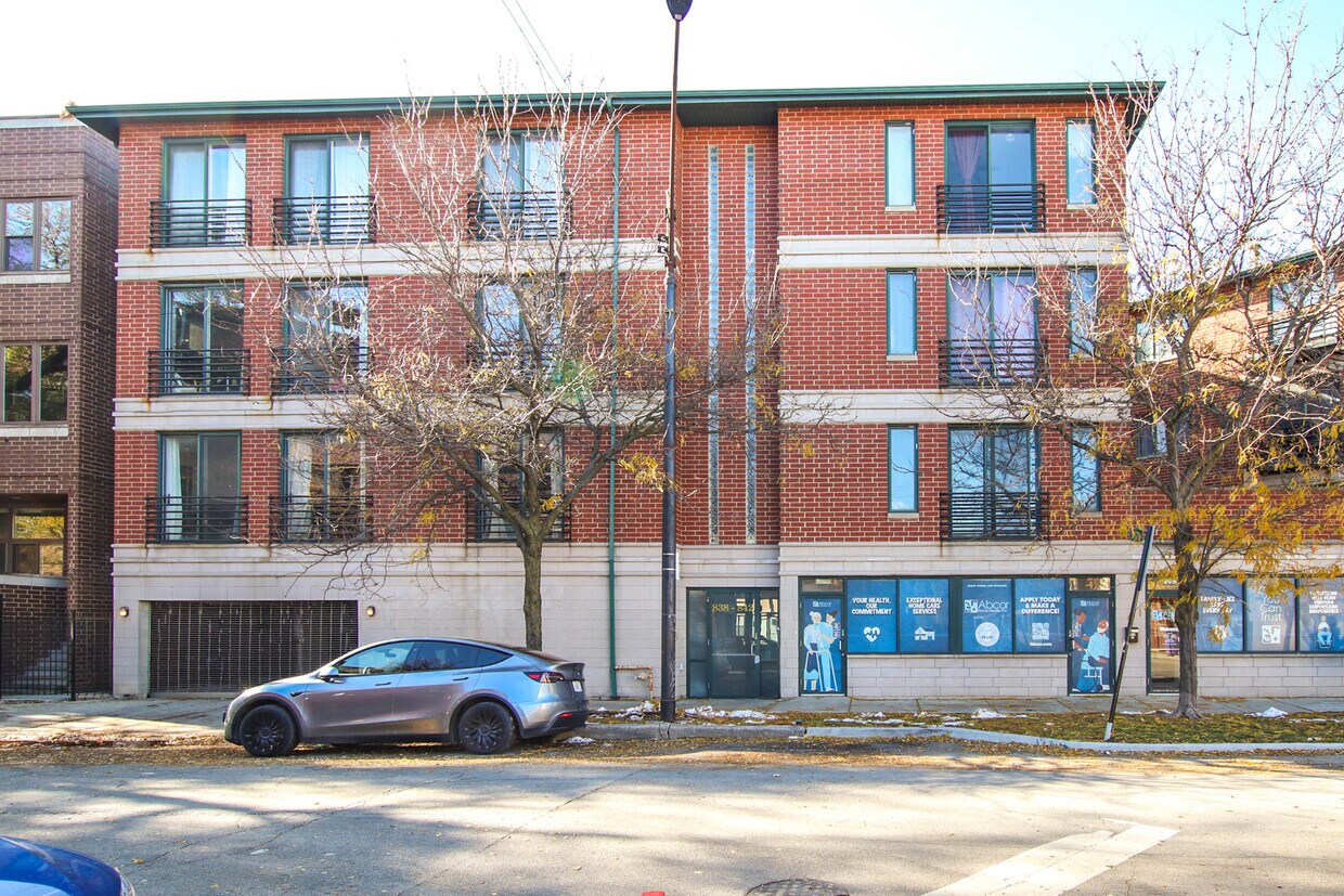 Foto principal - 838 N Racine Ave