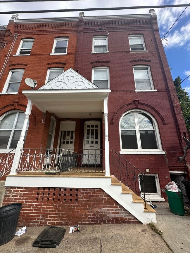 Building Photo - 11 N Ann St