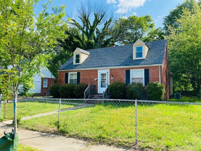 Foto del edificio - Adorable 3bdrm/1.5bth Cape-Cod  Located in Richmond's Southside!!  **NEWLY RENOVATED**