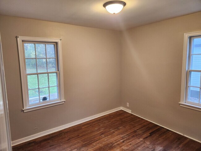 Foto del edificio - 4 bed 1 bath single family house.