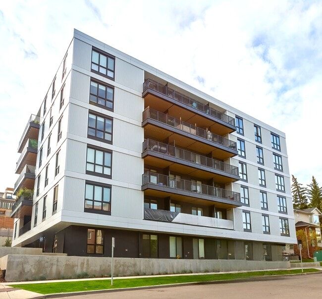 Building Exterior - Lynnbrooke