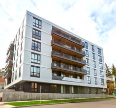 Building Exterior - Lynnbrooke