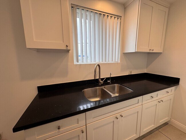 Foto del edificio - 7139 Whitsett Ave