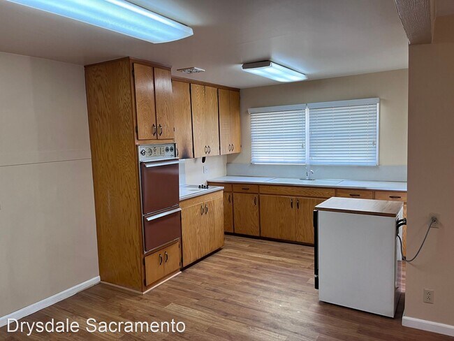 Building Photo - 3 br, 2 bath House - 6125 Almond Avenue # B