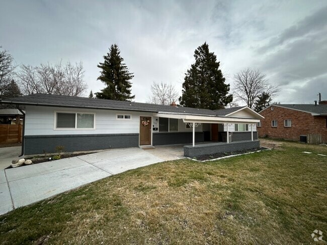Building Photo - 220 N Owyhee St