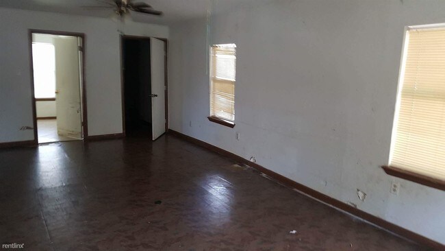 Building Photo - 804 W Morales St