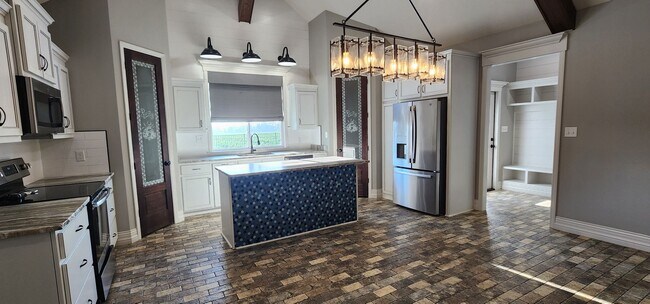 Foto del edificio - Elegant 4-Bedroom Valdosta Home with Vaulted Ceilings, Pool, and Outdoor Living