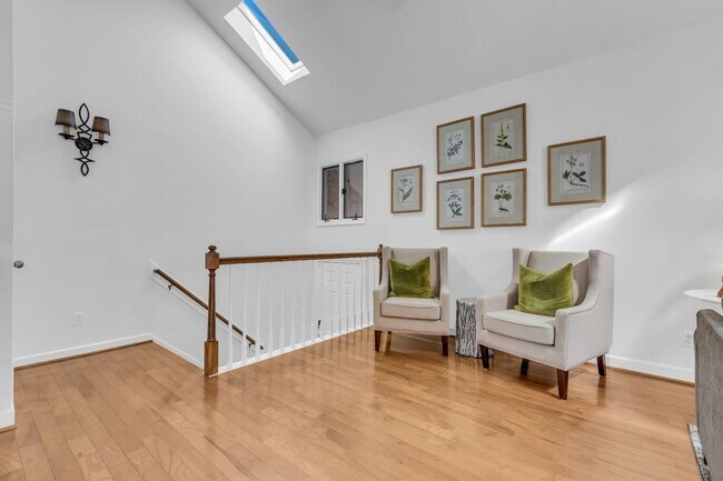Building Photo - Updated 2 Bedroom Townhome w/ Easy Access ...