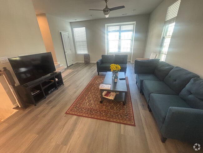 Building Photo - Room in Duplex on Romeria Dr