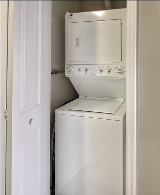 Building Photo - 605 New York Ave