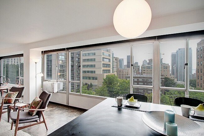 Foto del edificio - Sutton Place Condo in the heart of first hill