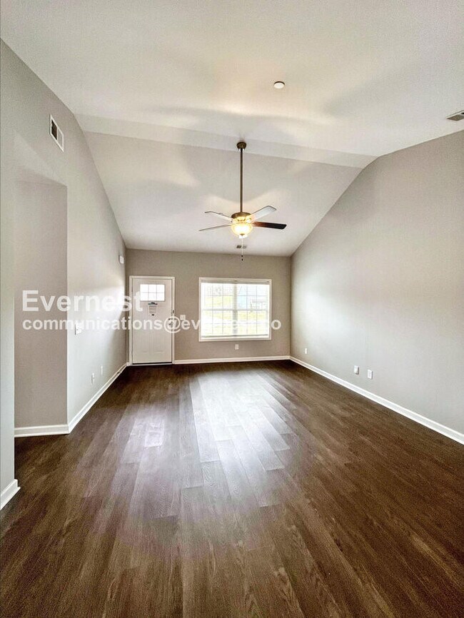 Building Photo - Limited Time Special Offer/ 4-Bedroom Home with Fenced Yard & Garage / Pet-Friendly / Available Now!