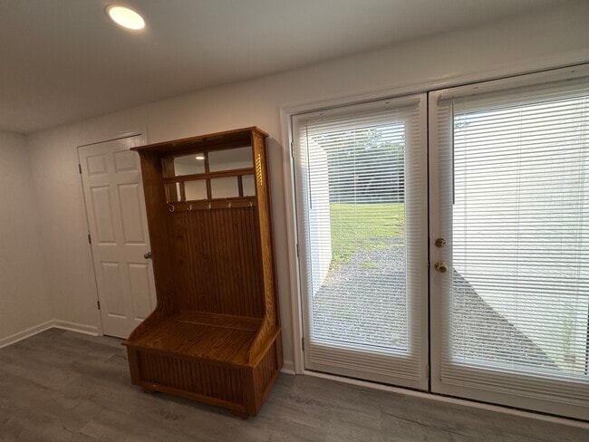 Foyer - 1042 Laurel Grove Rd