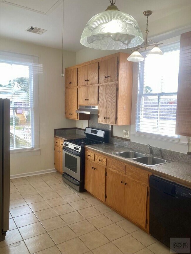 Building Photo - 817 10th St