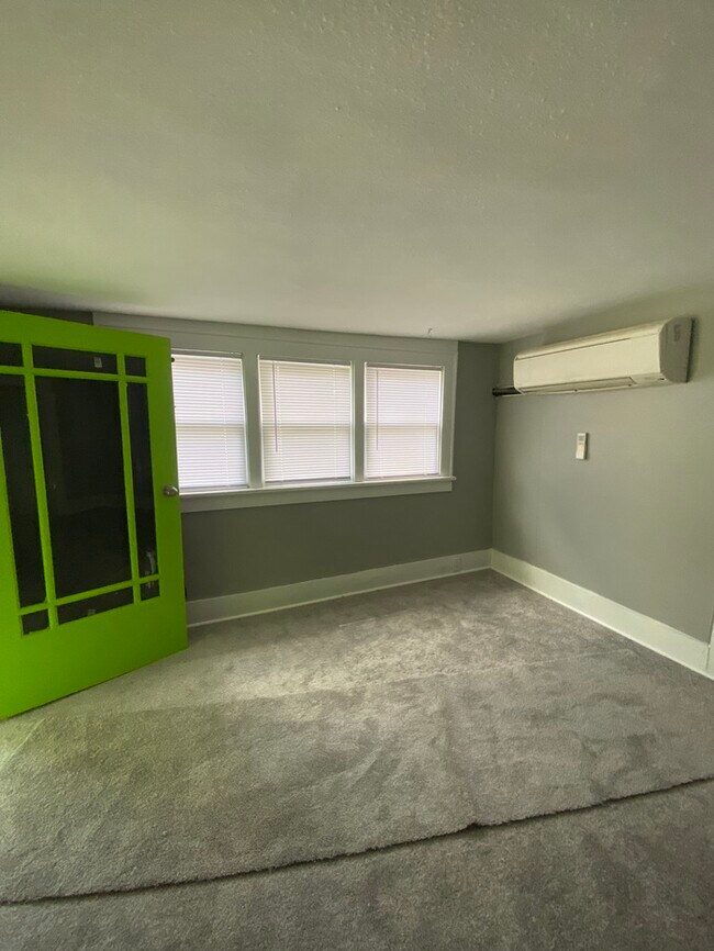 Building Photo - Single Family House in Lawrence