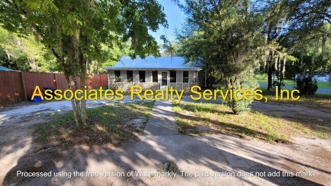 Foto del edificio - JUST REDUCED!  A Must See 3 Bedroom / 1.5 ...