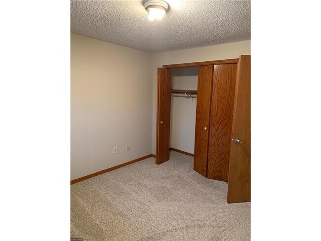 Foto del edificio - 1625 Stieger Lake Ln