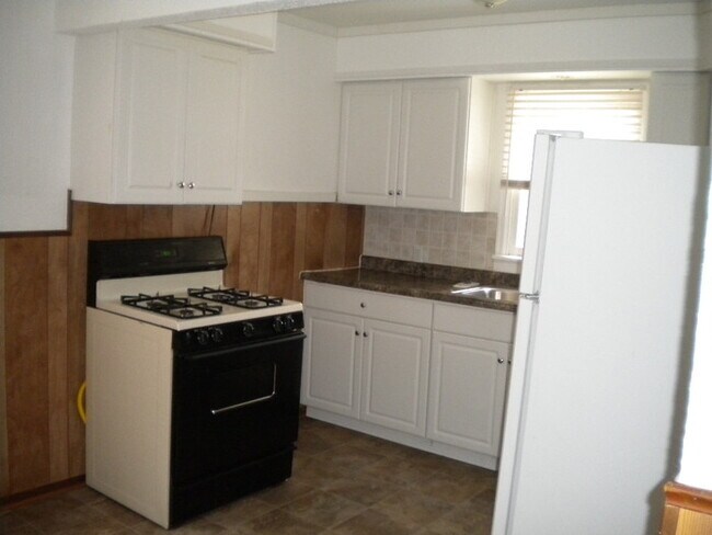 Building Photo - Cute and pet friendly for $695!