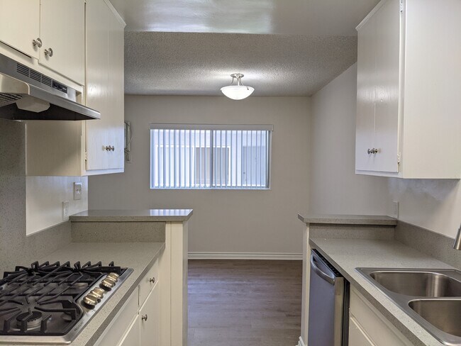Building Photo - 135 N Hayworth Ave