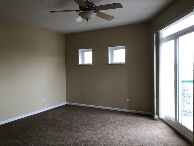 Building Photo - 400 Village Cir