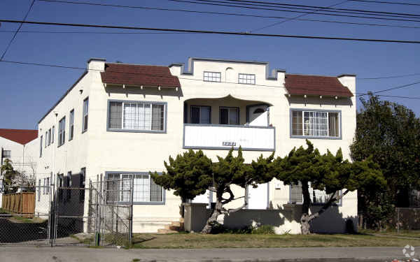 Building Photo - 1131 E 10th St