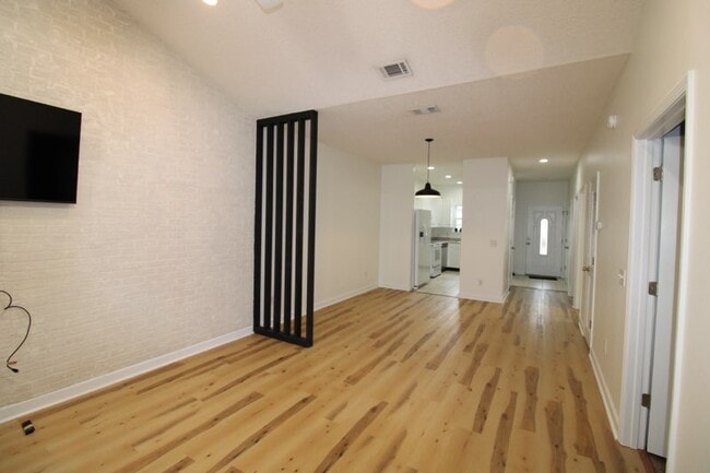 Foto del edificio - 348 Moss Creek Ln