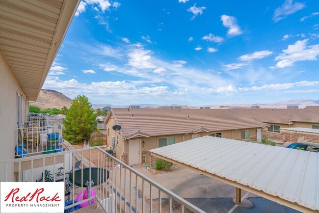 Building Photo - Spacious 3 Bedroom Townhome in Central St....