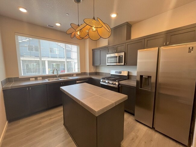 Foto del edificio - Your Modern Retreat with Open Living Space...