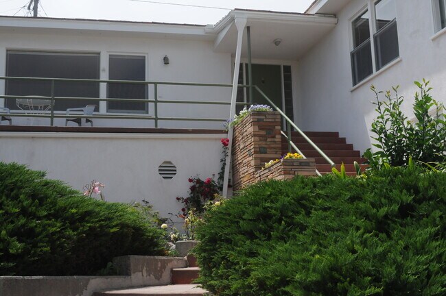 Building Photo - 1285 W 19th St