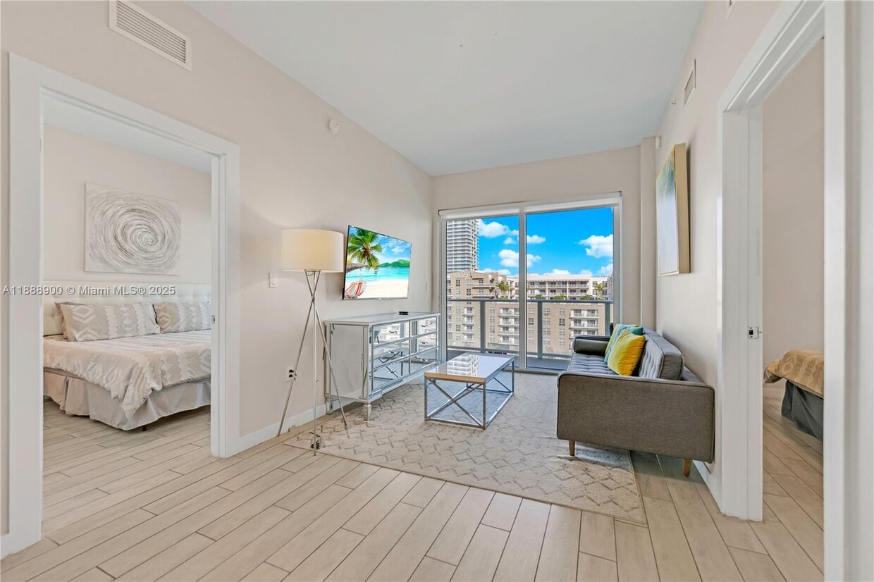 Foto principal - 321 NE 26th St