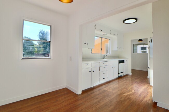 Kitchen eat-in area - 129 Oakes Blvd
