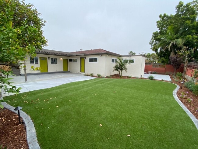 Foto del edificio - 7 BD, 3 BR. Spacious Yard!!