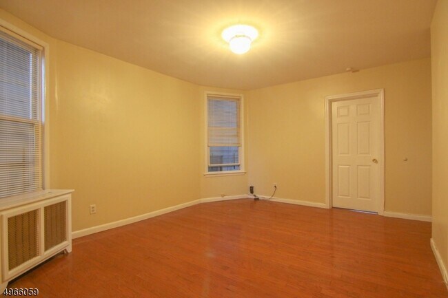 Building Photo - 571 Summer Ave