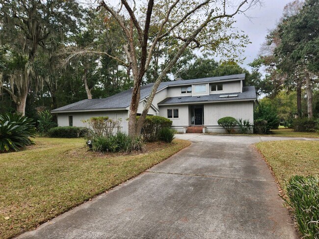 Building Photo - 3 Bedroom, 2.5 bath Landings home with gol...