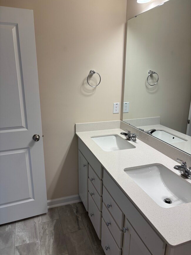 Foto del edificio - 837 Falls Grove Trl