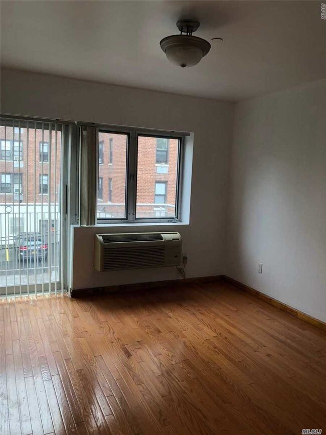 Foto del edificio - 147-30 Barclay Ave