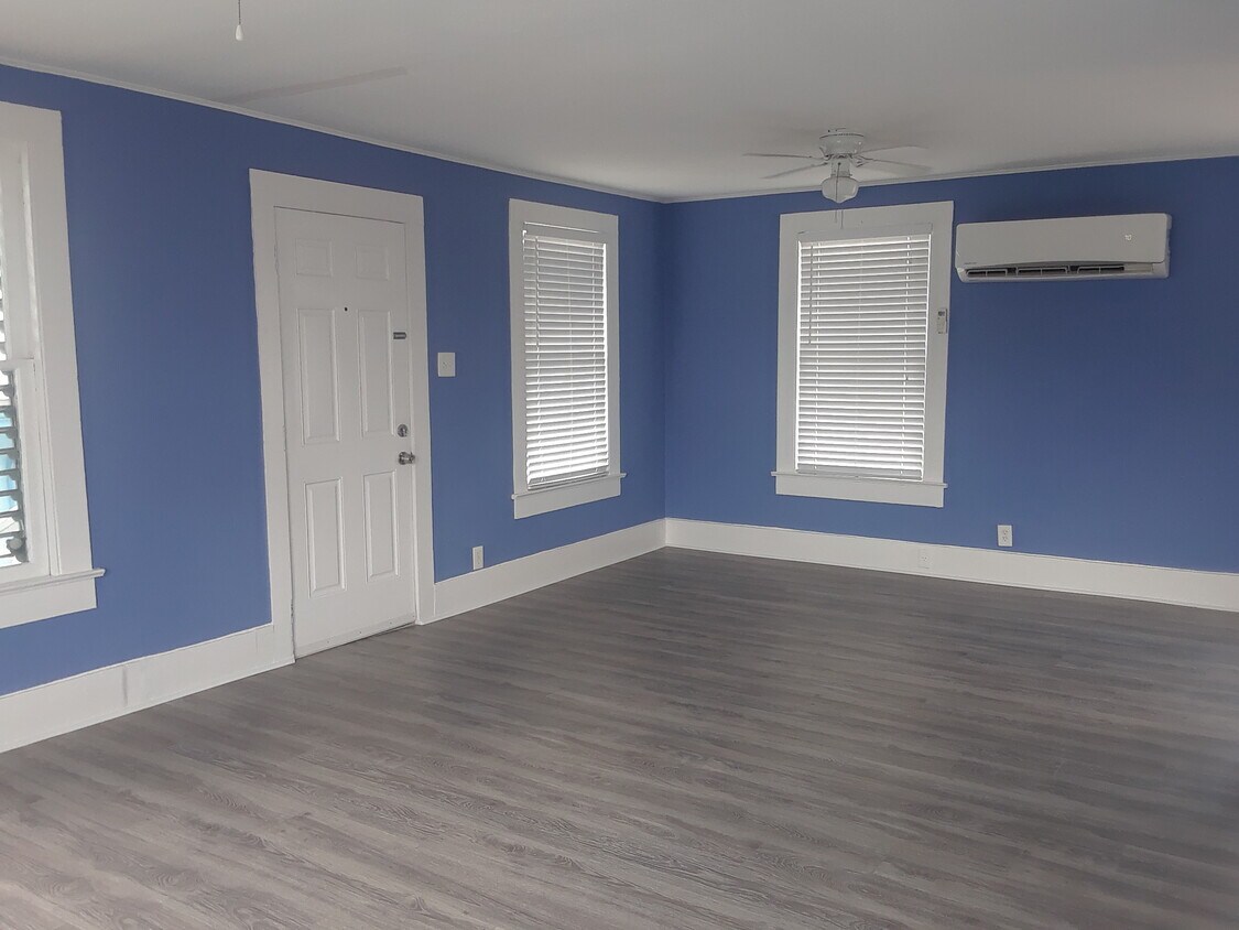 Main Entry - 2407 40th St