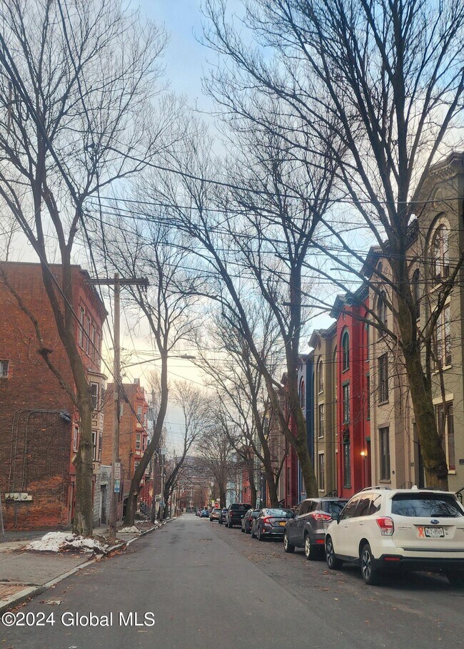 Building Photo - 11 Elm St