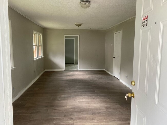 Building Photo - Beautiful Home Close to Sand Springs!