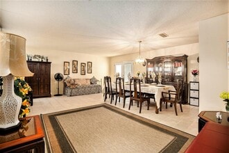 Building Photo - 17 Manor Way