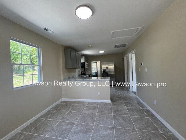 Building Photo - Beautiful, 2 Bedroom, 1 Bath, Completely R...
