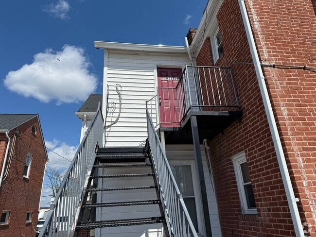Building Photo - 3031 Hamilton Ave